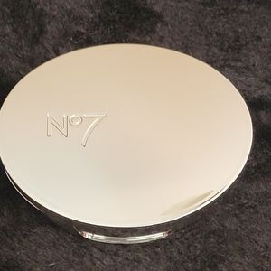 No7 lift & luminate triple action finishing powder light